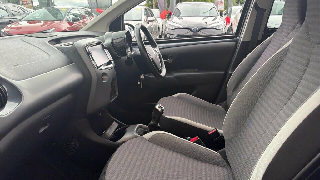 Toyota Aygo Hatchback White #31