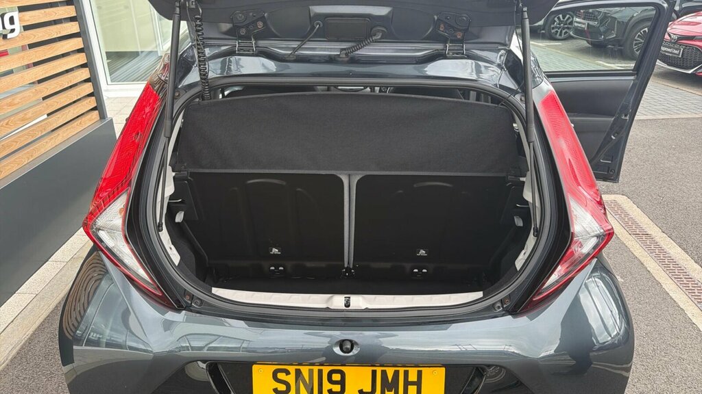 Toyota Aygo Hatchback White #28