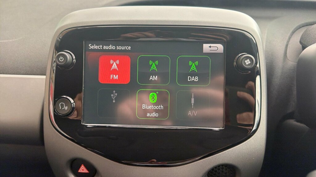 Toyota Aygo Hatchback White #25