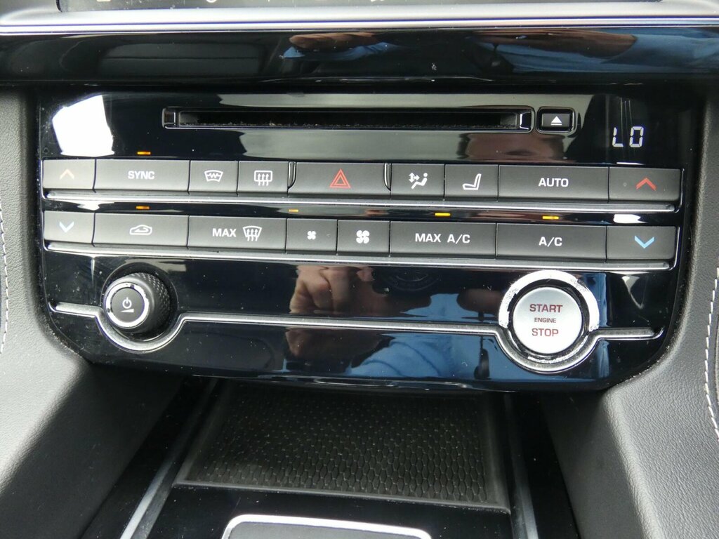 Jaguar F-Pace Estate Special Edi 2.0D 240 Chequered Flag A Black #39