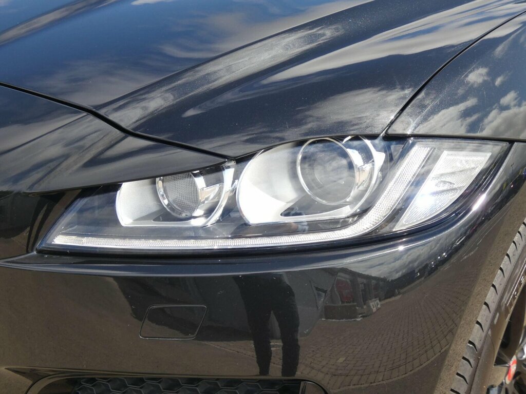 Jaguar F-Pace Estate Special Edi 2.0D 240 Chequered Flag A Black #46