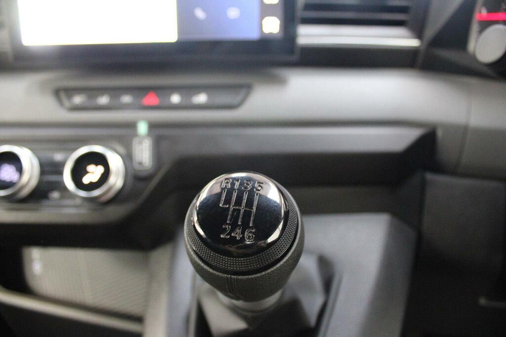 Renault Master Chassi Dcab Dropside White #31