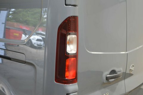 Nissan Primastar Tekna White #28