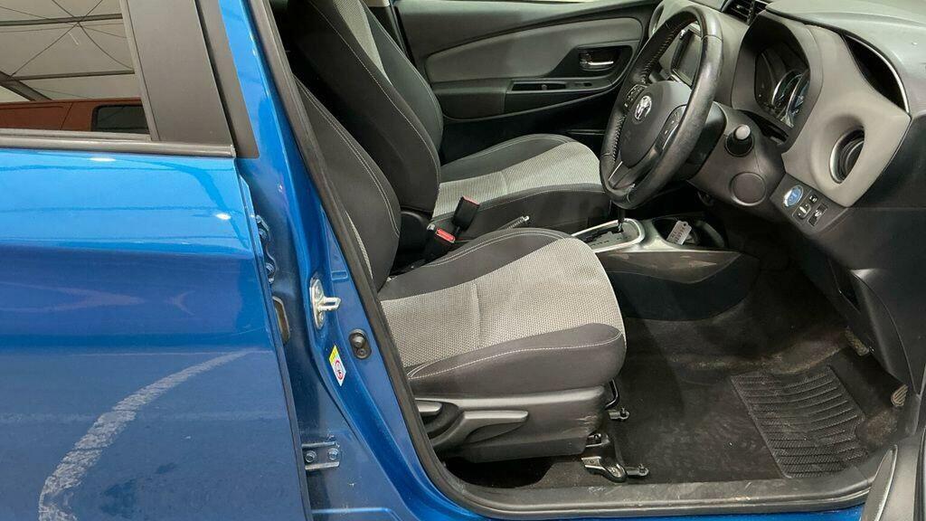 Toyota Yaris Active Red #8