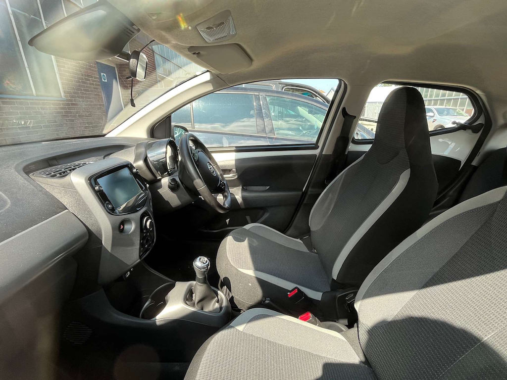Toyota Aygo Hatchback White #2