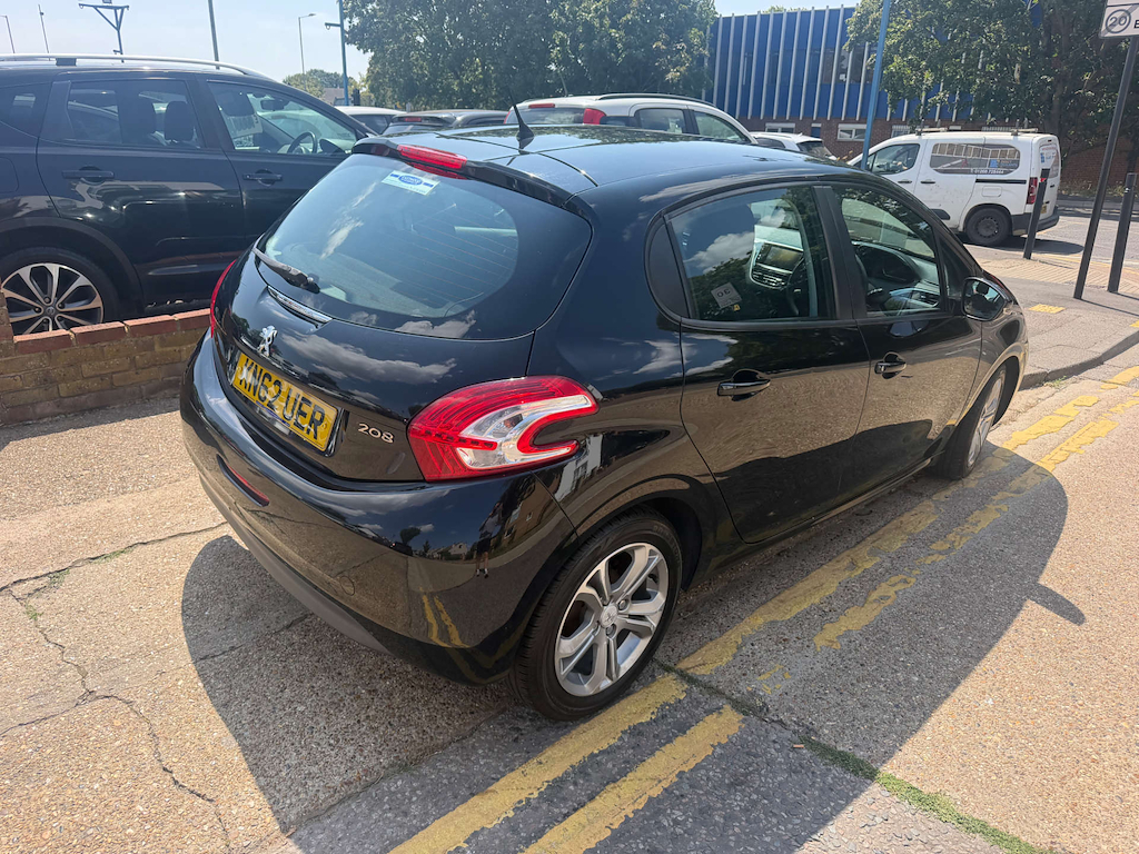 Peugeot 208 Active Black #2
