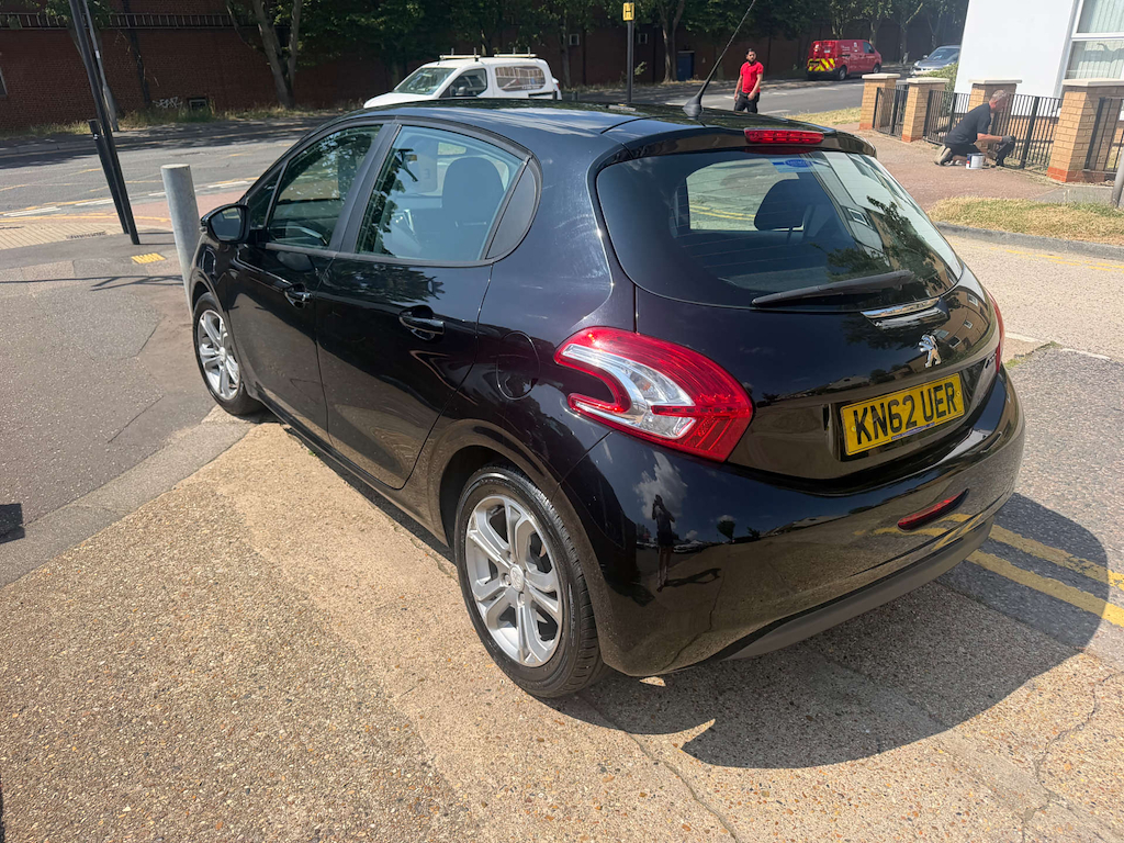 Peugeot 208 Active Black #4
