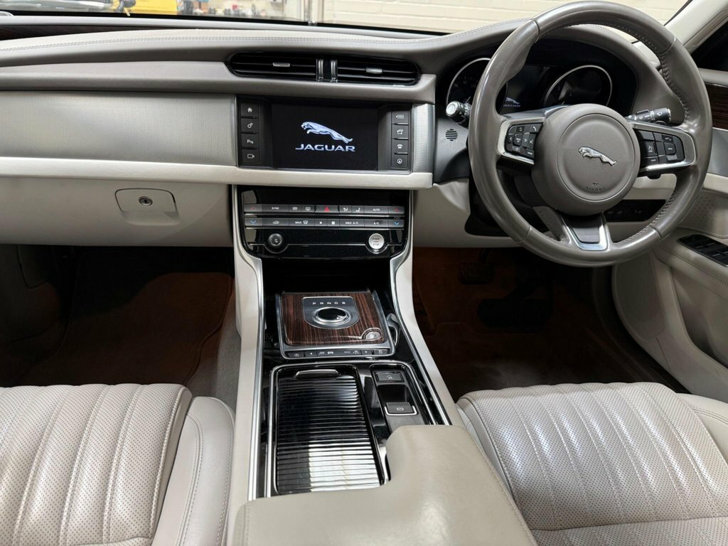 Jaguar XF 2L Portfolio Grey #2