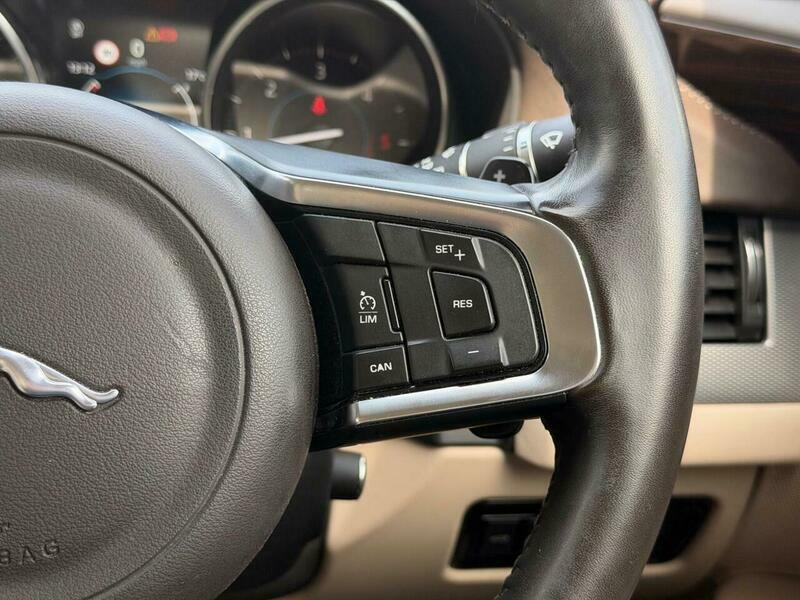 Jaguar XF Sportbrake 2.0 Portfolio White #32