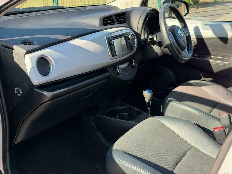 Toyota Yaris 1.5 Vvt-h T Spirit Silver #5