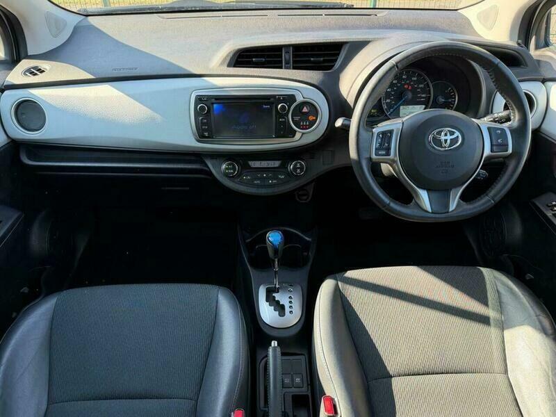 Toyota Yaris 1.5 Vvt-h T Spirit Silver #4