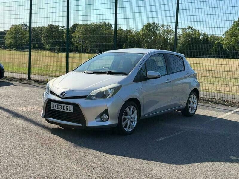 Toyota Yaris 1.5 Vvt-h T Spirit Silver #3