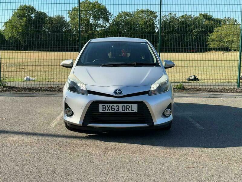Toyota Yaris 1.5 Vvt-h T Spirit Silver #2