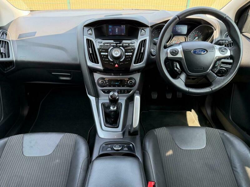 Ford Focus 1.6T Ecoboost Titanium X P14JJR Red #4