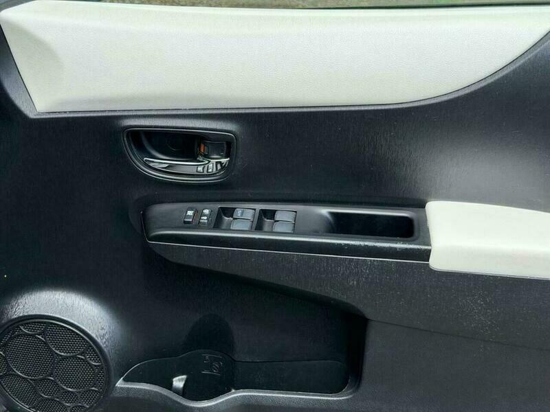 Toyota Yaris Hatchback 1.0 Vvt-i Tr Euro 5 201362 Grey #32