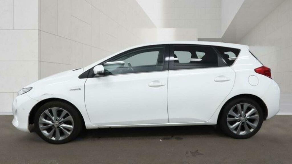 Toyota Auris Excel White #5
