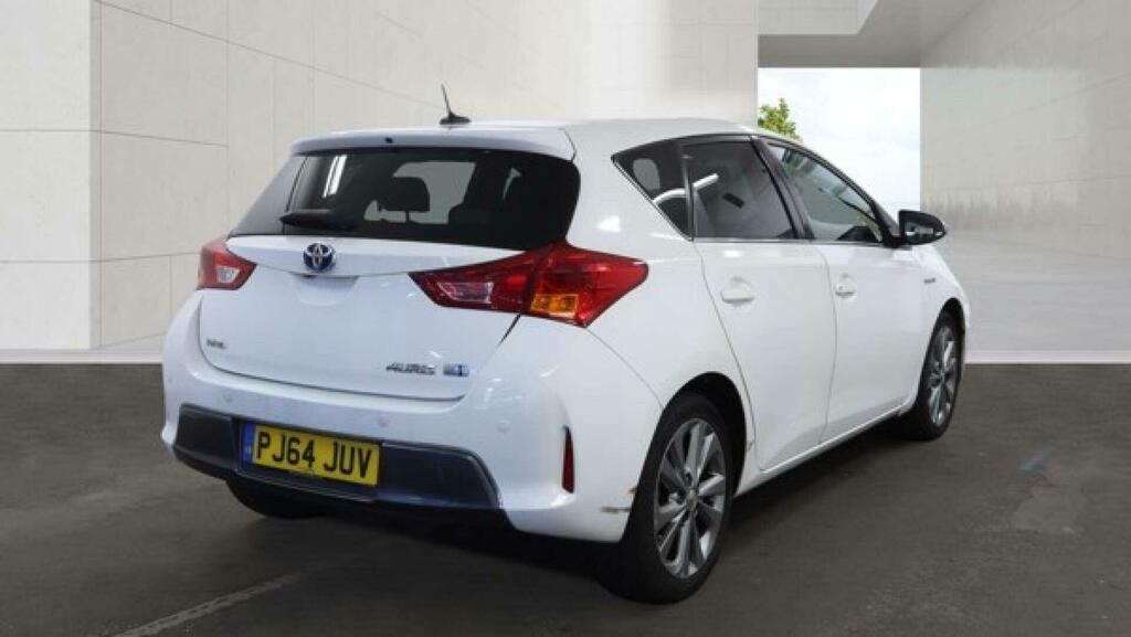 Toyota Auris Excel White #3