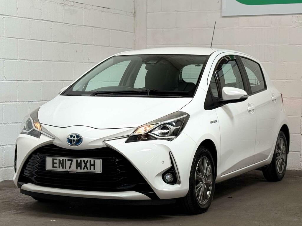 Toyota Yaris Icon Tech White #6