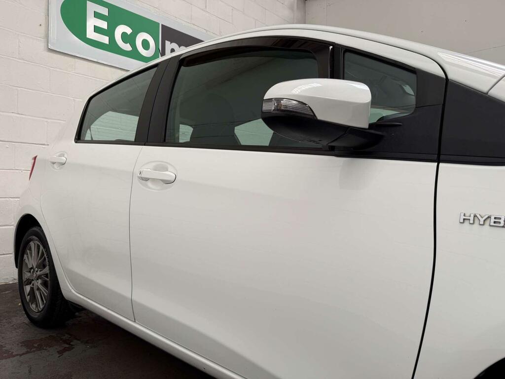 Toyota Yaris Icon Tech White #4