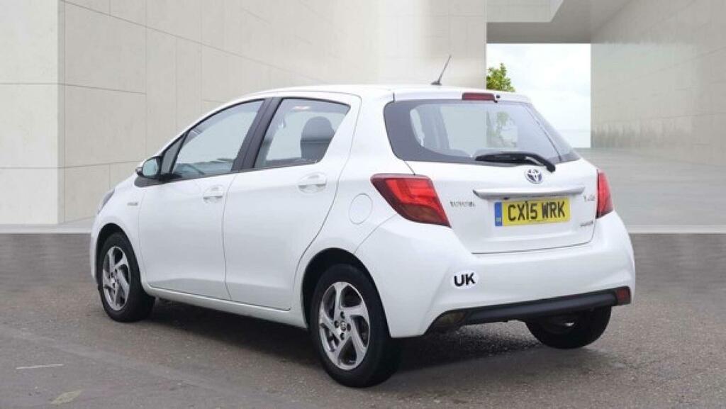 Toyota Yaris Icon White #3