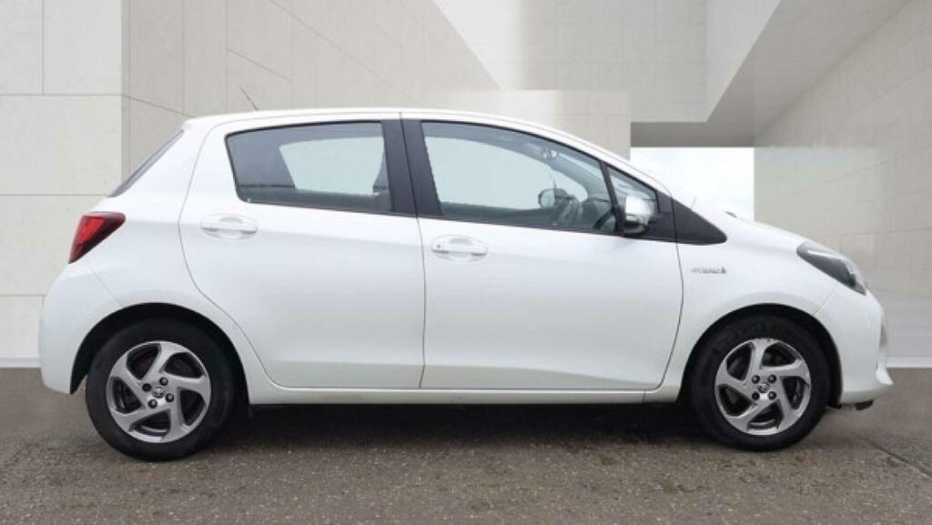 Toyota Yaris Icon White #5