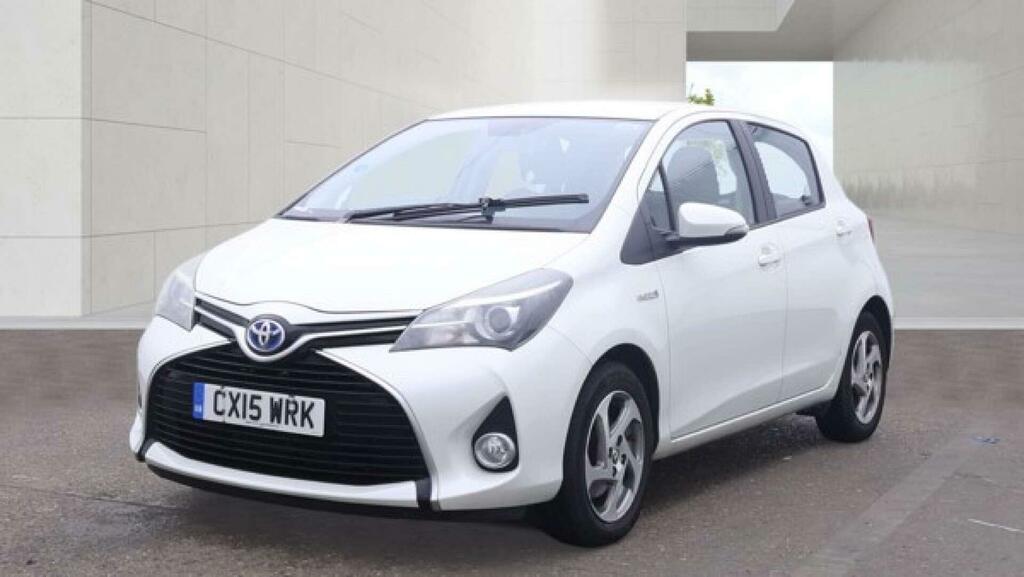 Toyota Yaris Icon White #2