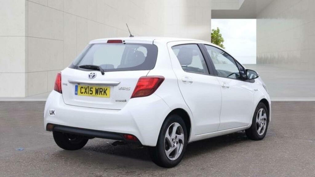 Toyota Yaris Icon White #4