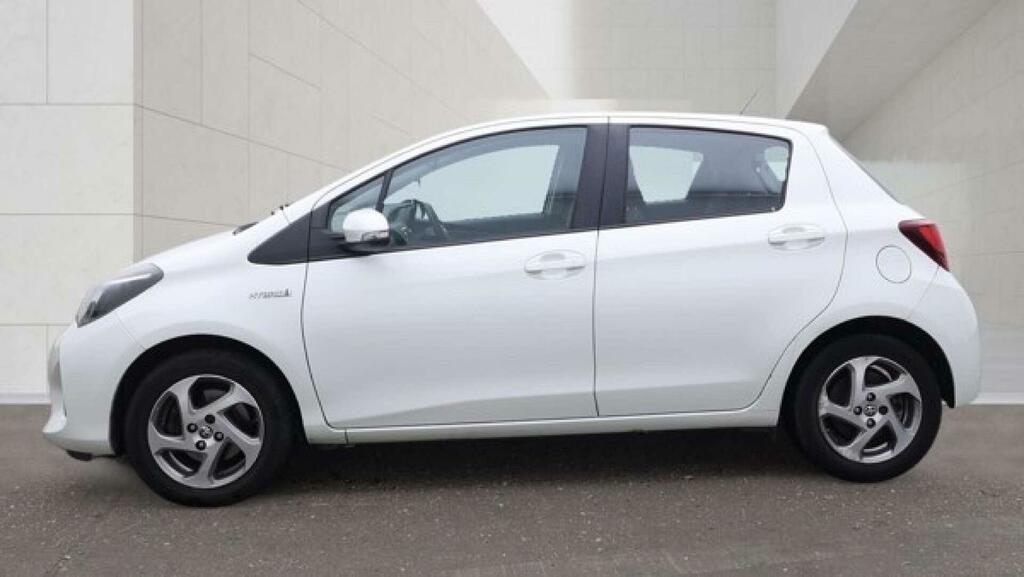 Toyota Yaris Icon White #6