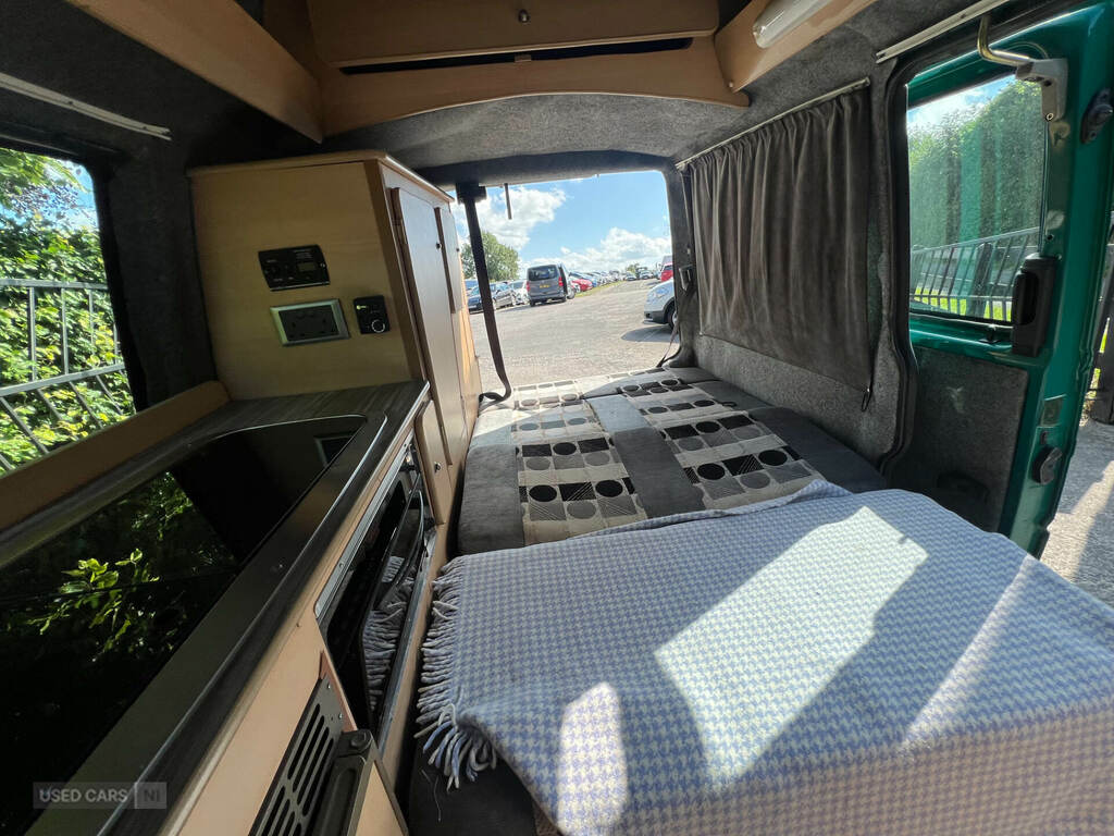 Volkswagen Transporter Estate Green #6