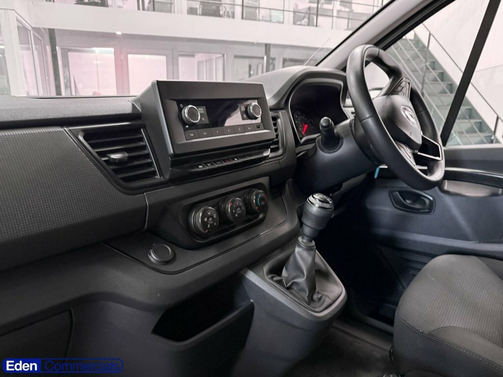 Renault Trafic 2L Start MJ73VZK White #3
