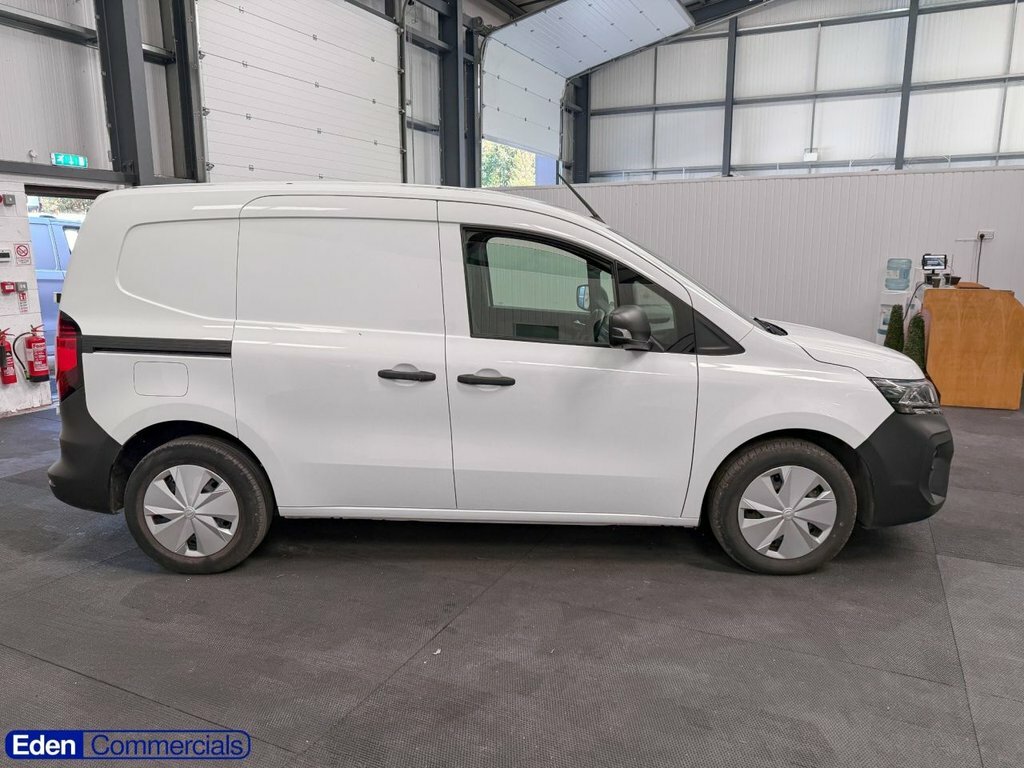 Nissan TOWNSTAR Mpv White #2
