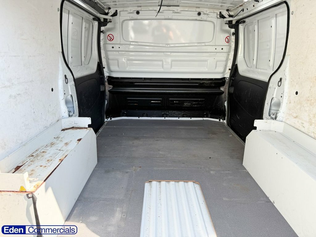 Vauxhall Vivaro Mpv White #4
