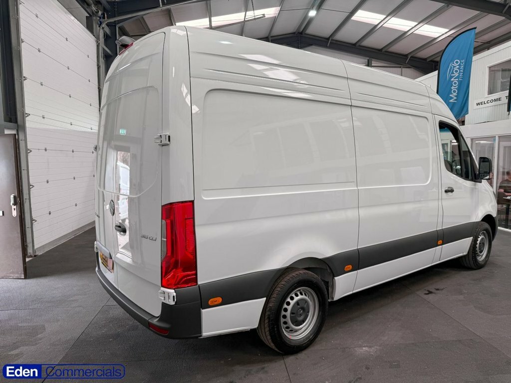 Mercedes-Benz Sprinter 2L Pro White #2