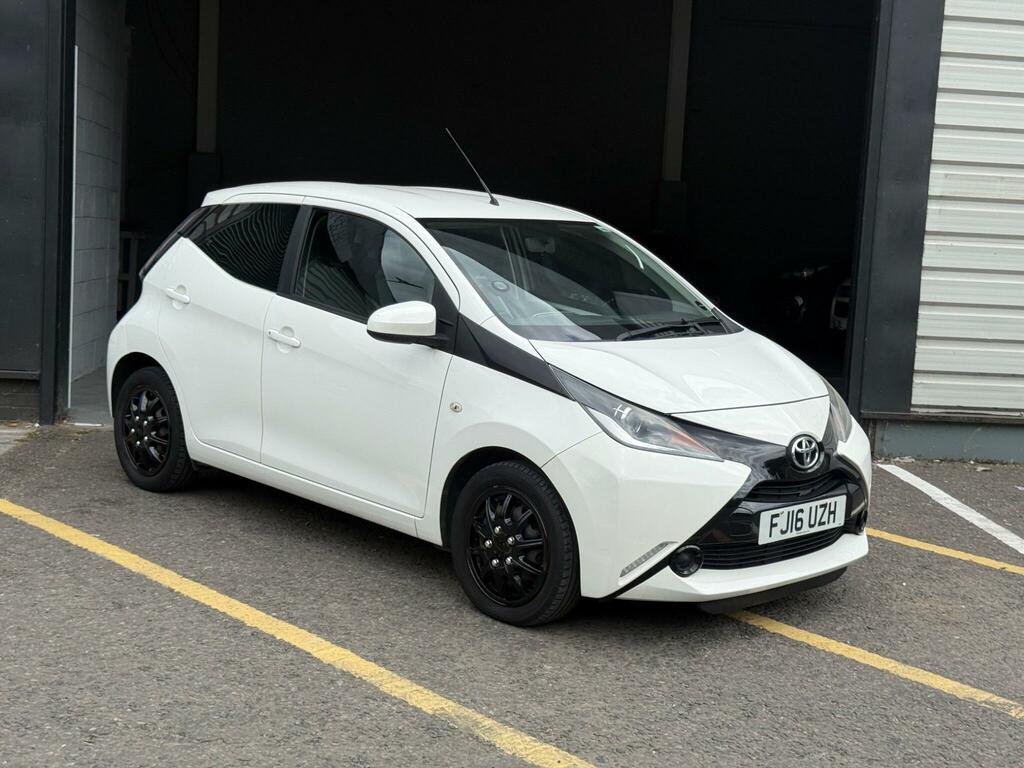 Toyota Aygo X X-play White