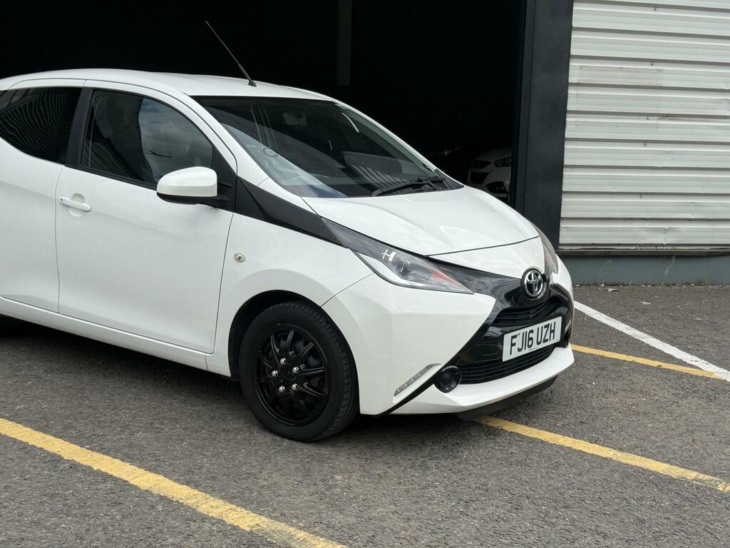 Toyota Aygo X X-play White #6
