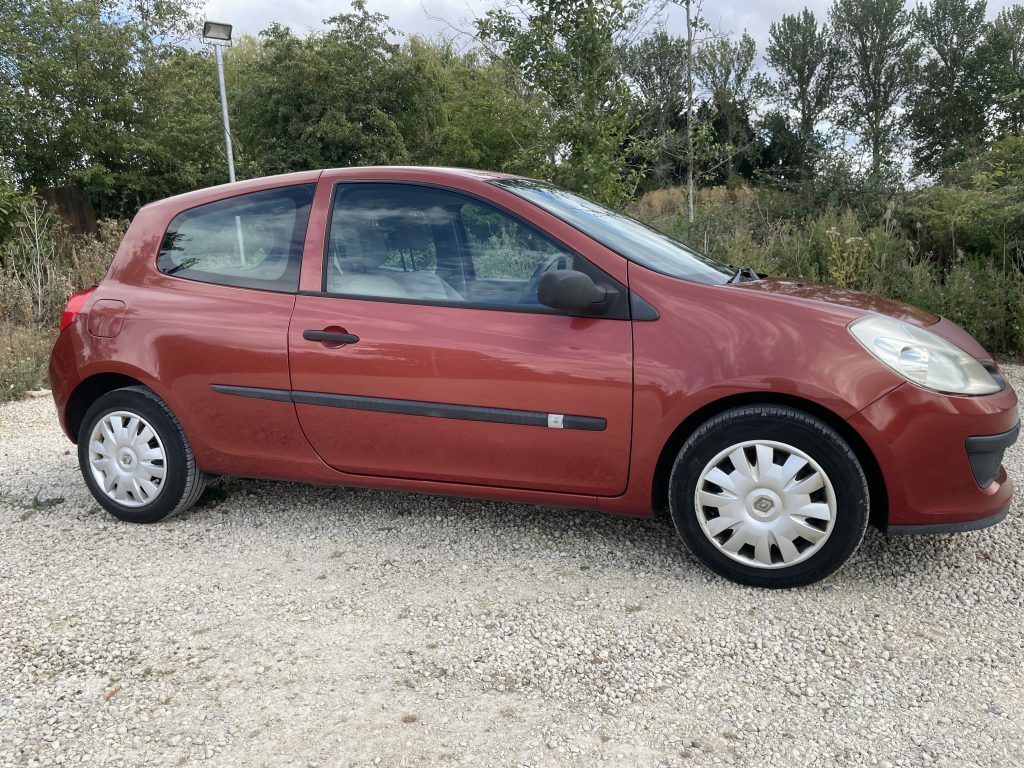 Renault Clio 1.2 Campus Sport I-music Red #2