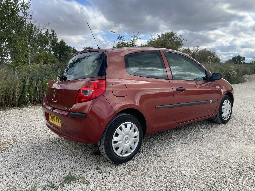 Renault Clio 1.2 Campus Sport I-music Red #4