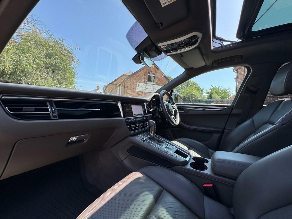 Porsche Macan Black #15