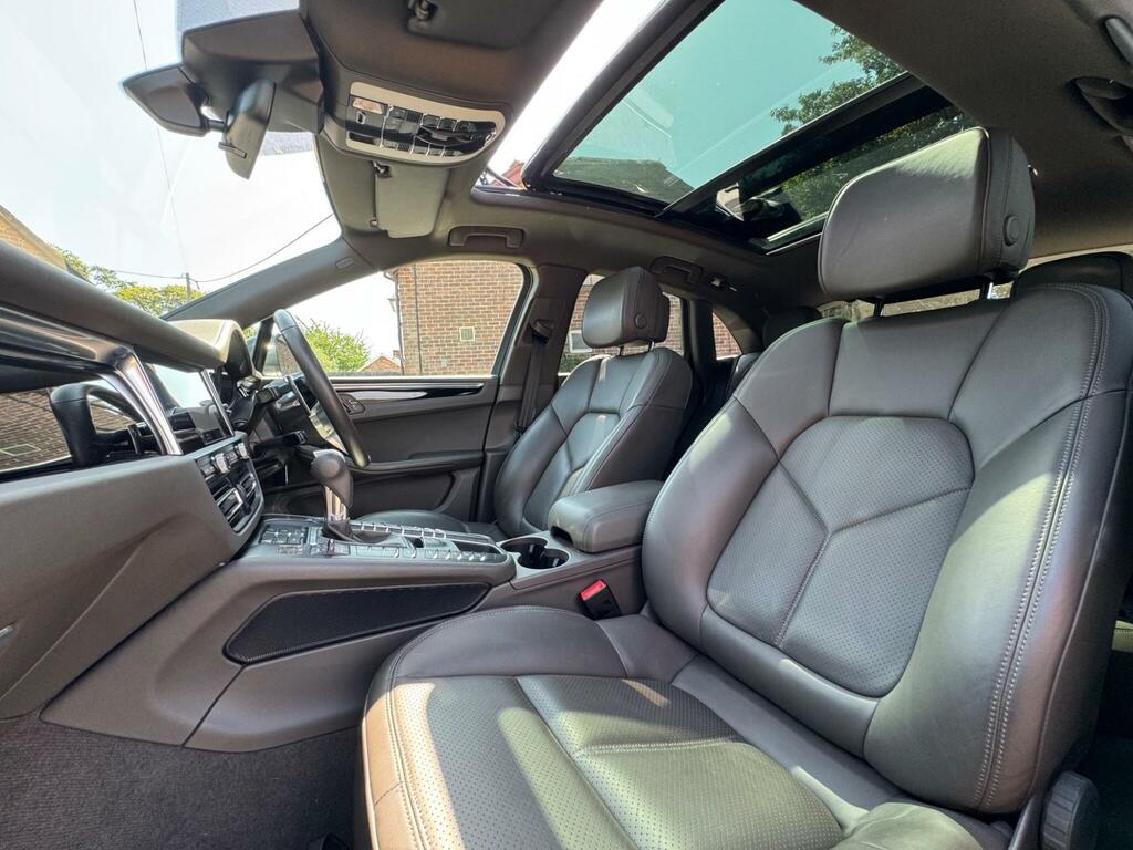 Porsche Macan Black #12