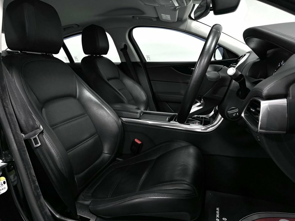 Jaguar XE 2L S Black #5