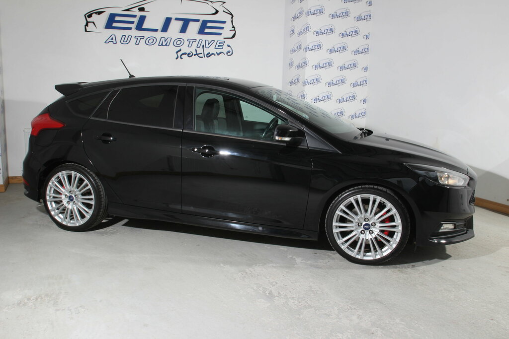 Ford Focus Focus Hatchback Black #2