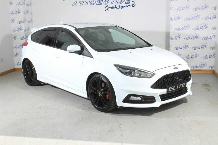 Ford Focus Focus Hatchback VO16PCZ White #3