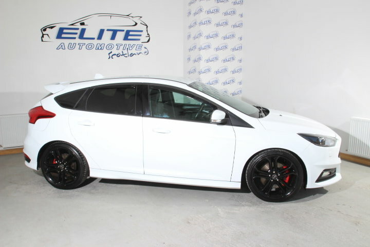 Ford Focus Focus Hatchback VO16PCZ White #2
