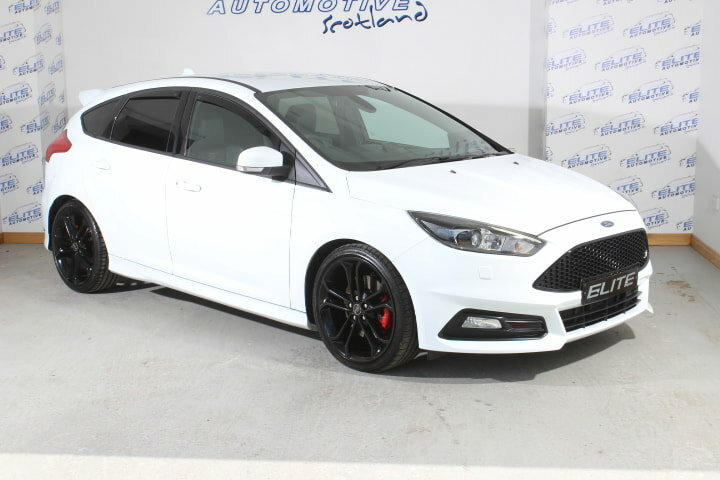 Ford Focus Focus Hatchback VO16PCZ White #4