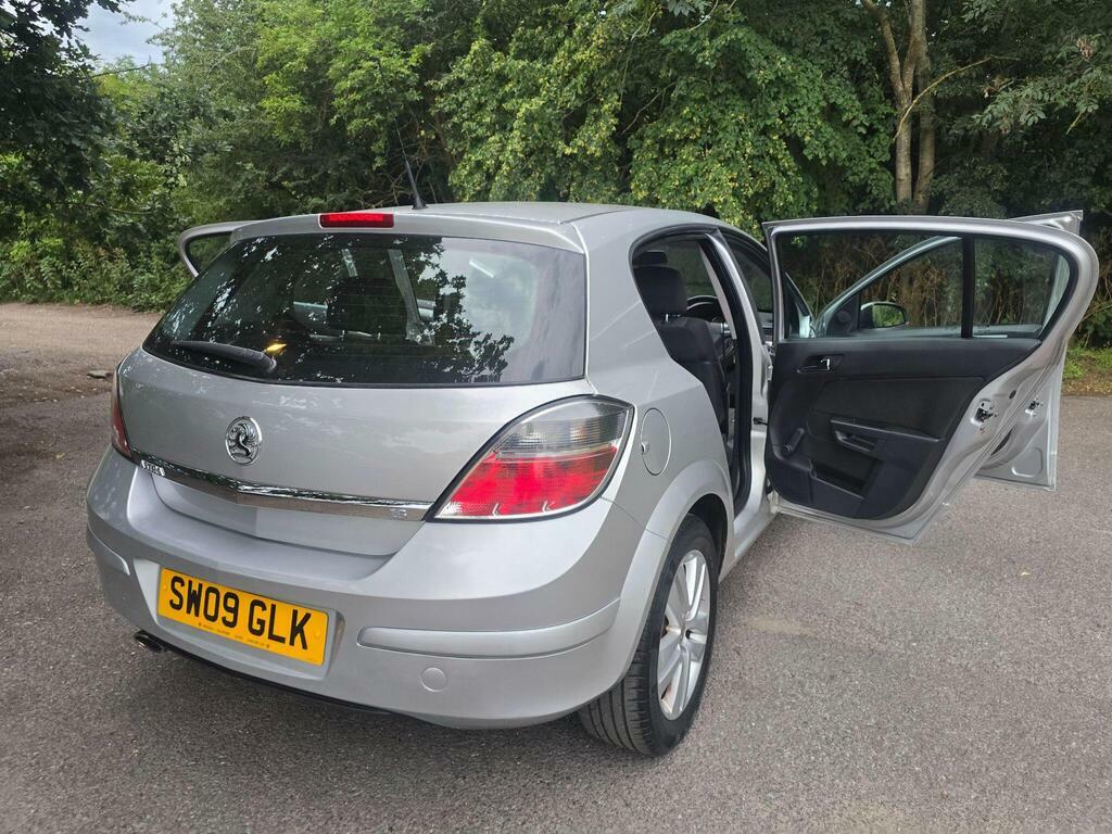 Vauxhall Astra Vauxhall Astra Design Hatch 1.8 Aut Grey #43