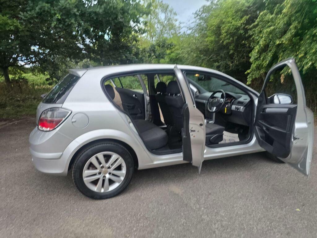 Vauxhall Astra Vauxhall Astra Design Hatch 1.8 Aut Grey #46