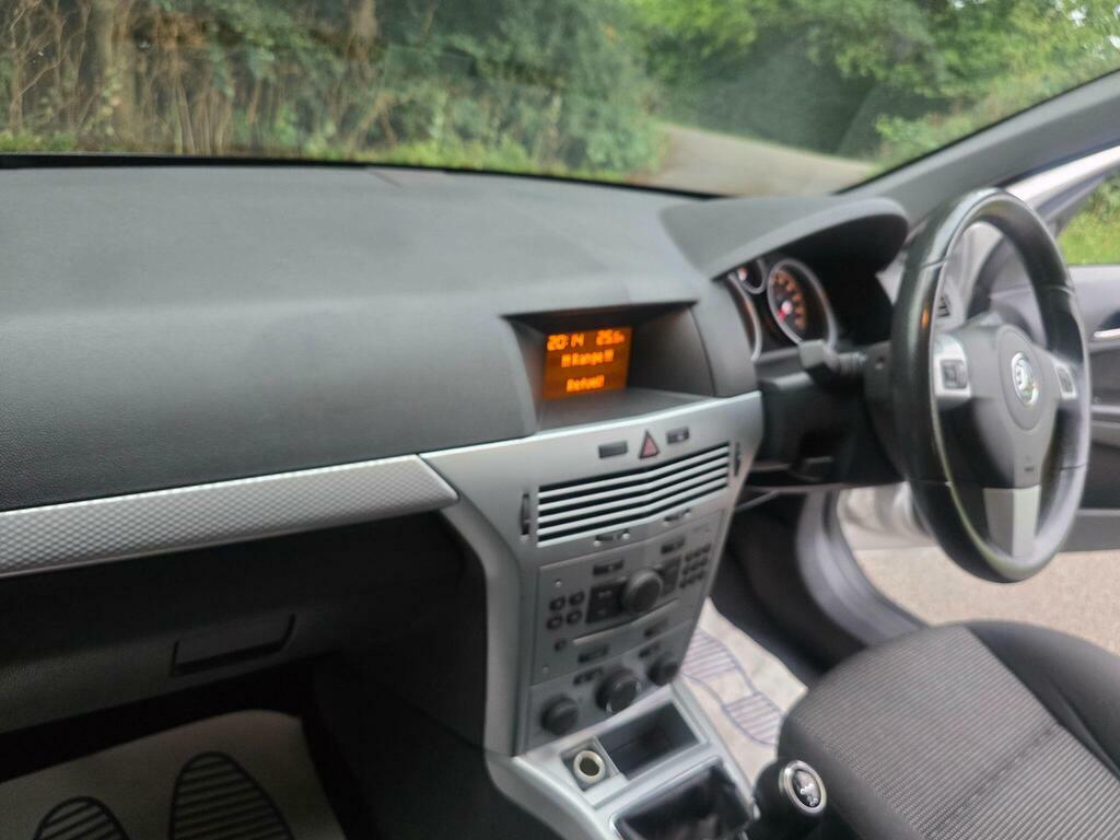 Vauxhall Astra Vauxhall Astra Design Hatch 1.8 Aut Grey #48