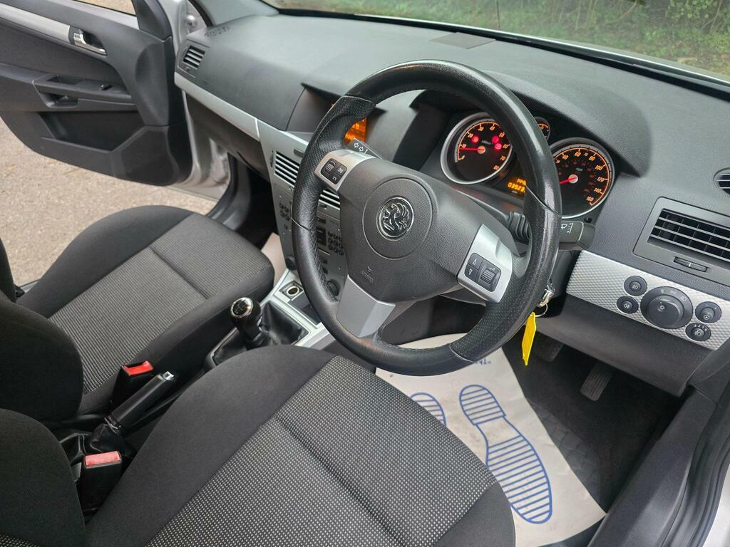 Vauxhall Astra Vauxhall Astra Design Hatch 1.8 Aut Grey #45