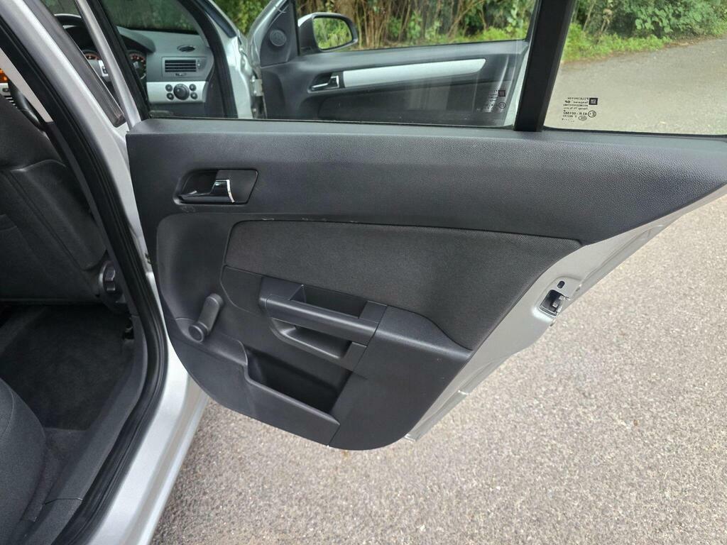 Vauxhall Astra Vauxhall Astra Design Hatch 1.8 Aut Grey #31