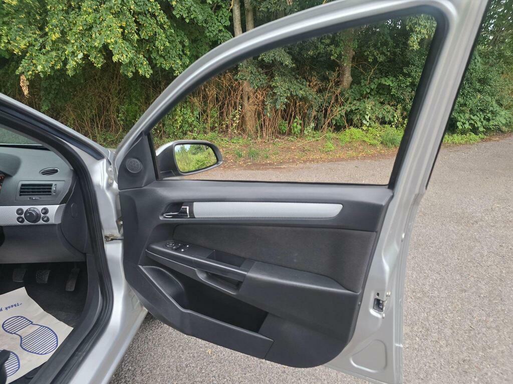 Vauxhall Astra Vauxhall Astra Design Hatch 1.8 Aut Grey #41